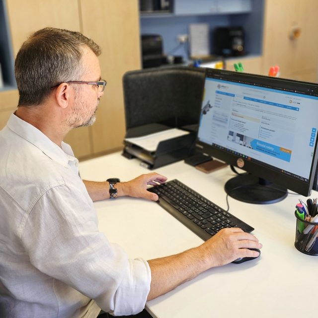 Bohdan Zemene pracuje na obsahu e-shopu ZEBRA-SHOP